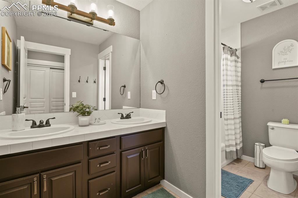 Image 31 of 50: Bathroom