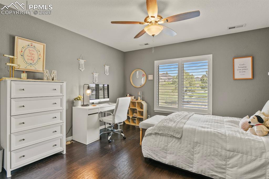 Image 32 of 50: Bedroom