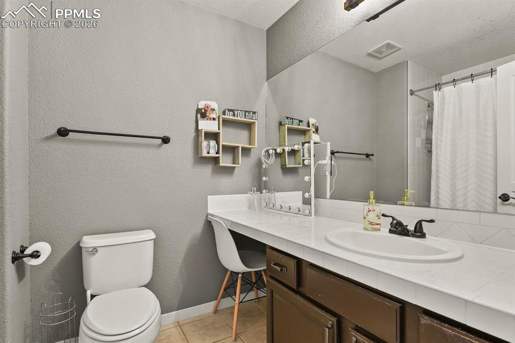 Image 33 of 50: Bathroom