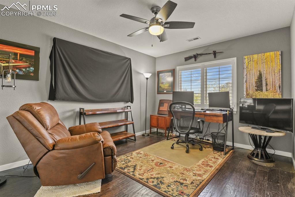 Image 34 of 50: Office