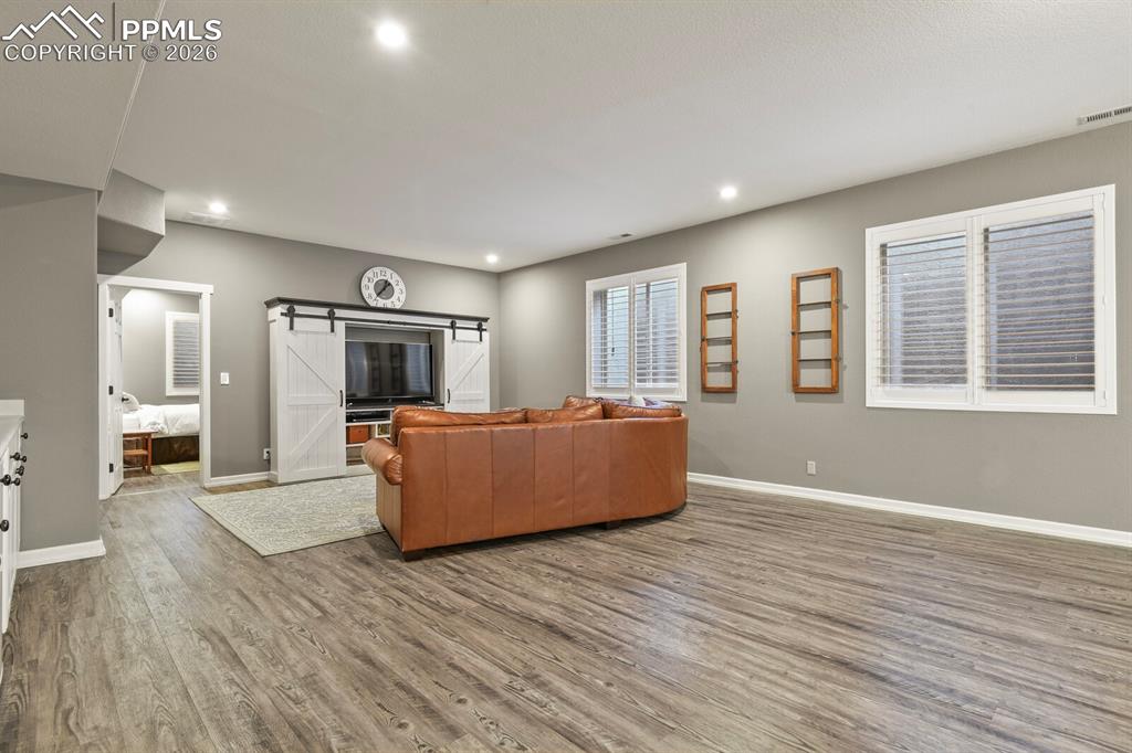 Image 37 of 50: Living Room