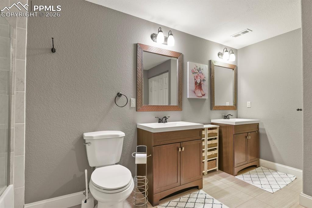 Image 43 of 50: Bathroom