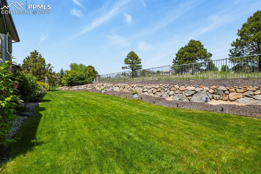 Image 49 of 50: Yard