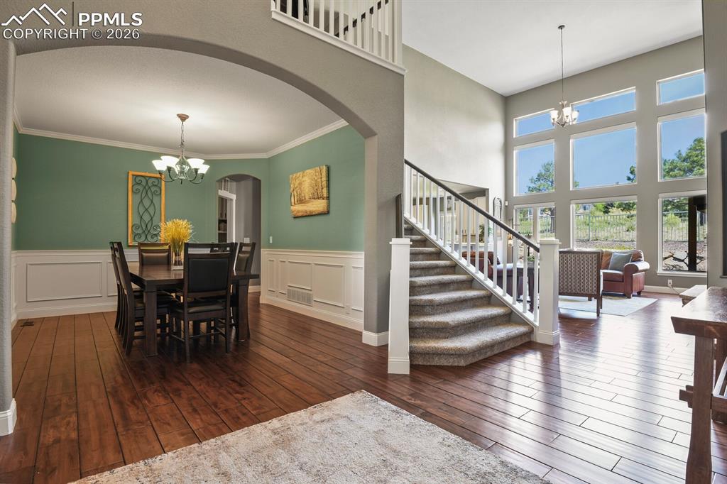 Image 5 of 50: Dining Area