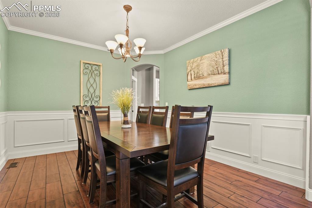 Image 6 of 50: Dining Area