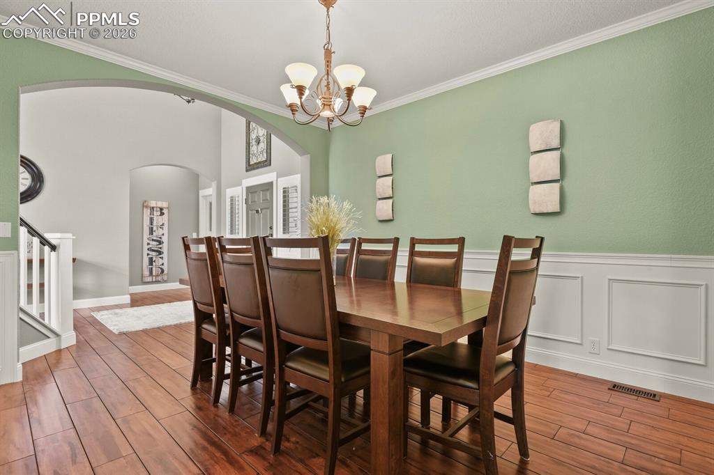 Image 7 of 50: Dining Area