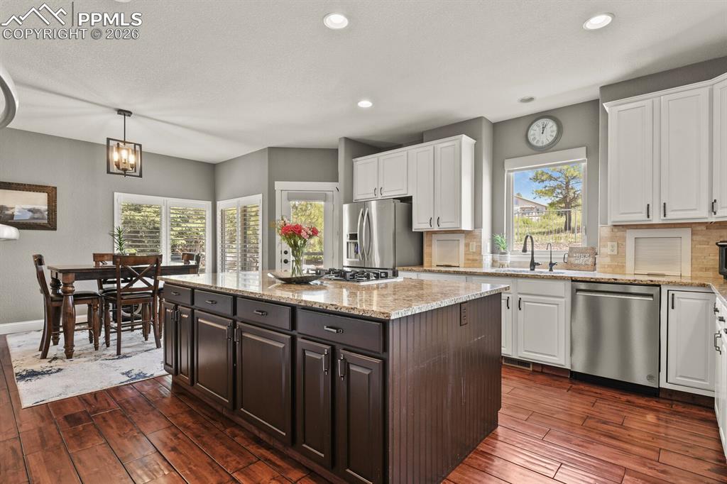 Image 8 of 50: Kitchen