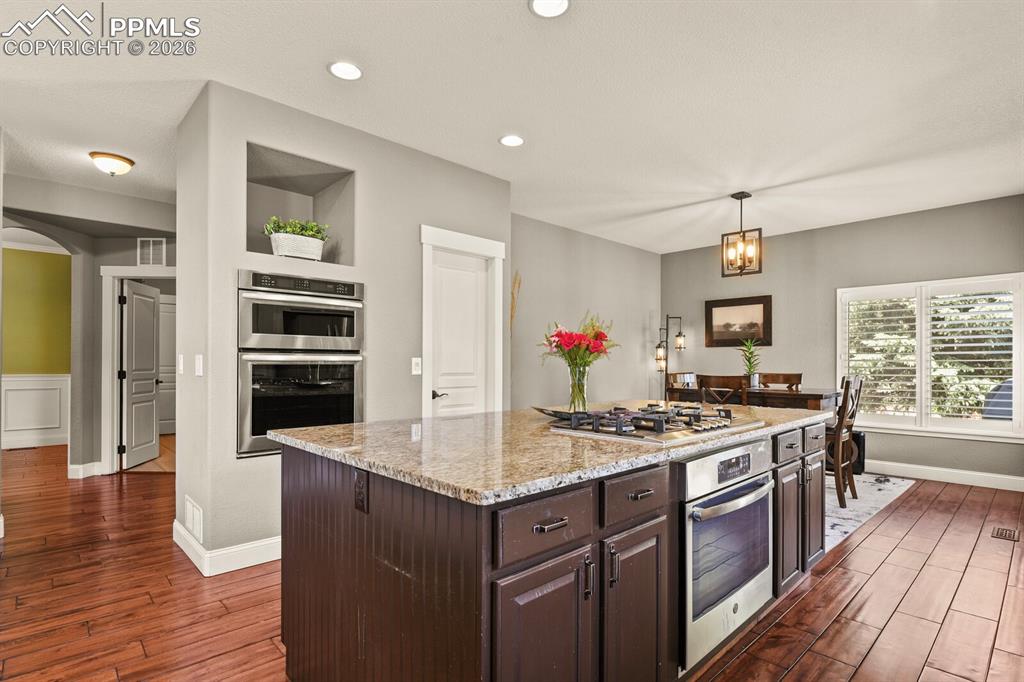 Image 9 of 50: Kitchen