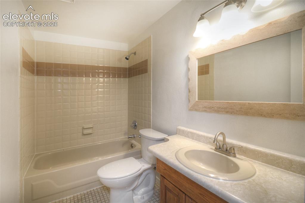 Image 23 of 29: Bathroom