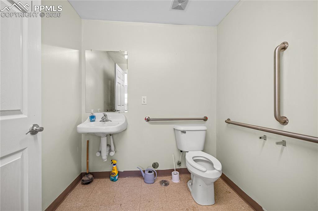 Image 11 of 47: Bathroom