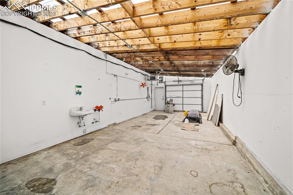 Image 14 of 47: Garage