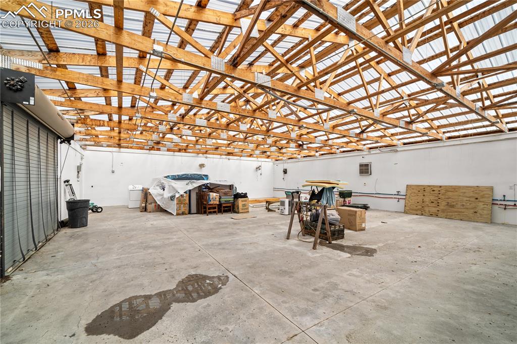 Image 16 of 47: Garage