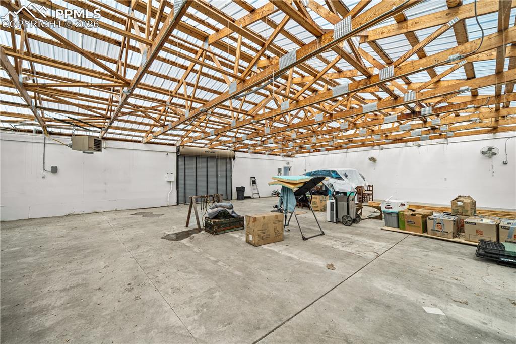 Image 17 of 47: Garage