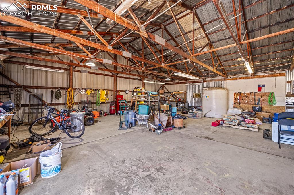 Image 21 of 47: Garage