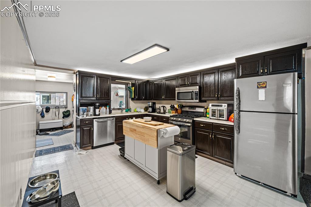 Image 26 of 47: Kitchen