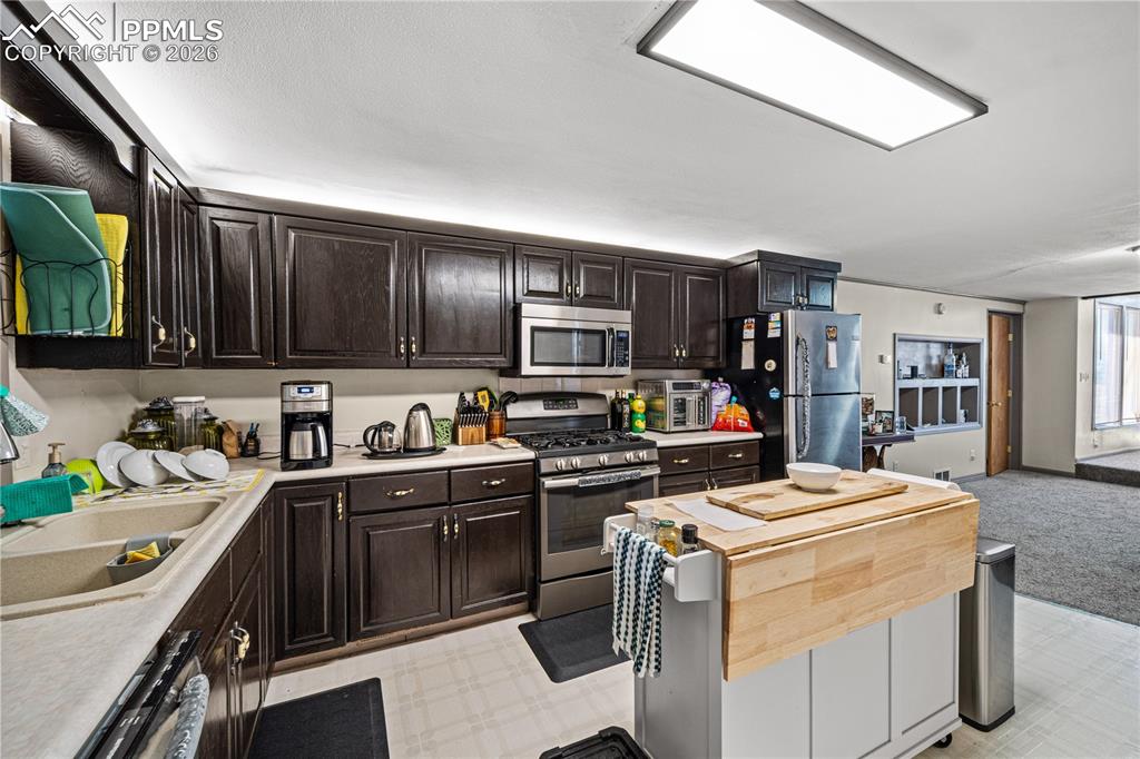 Image 27 of 47: Kitchen