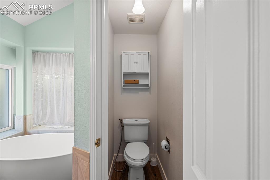 Image 11 of 22: Bathroom