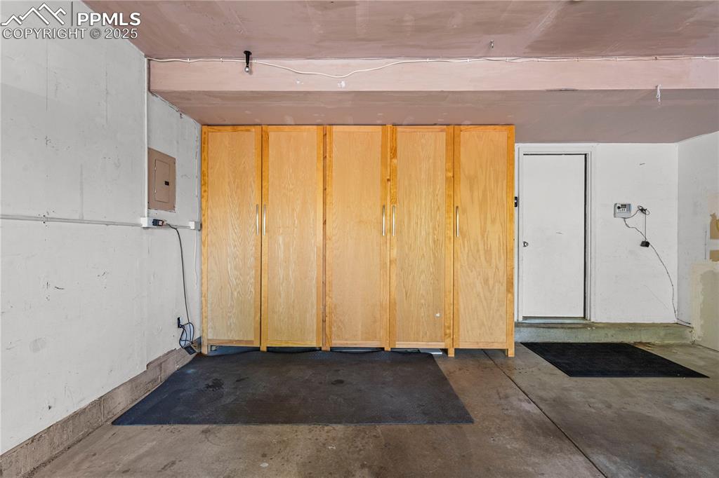 Image 18 of 22: Garage