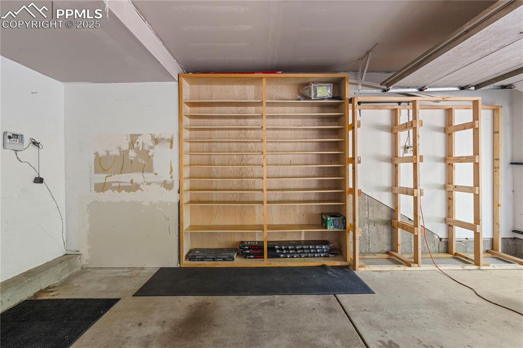 Image 19 of 22: Garage