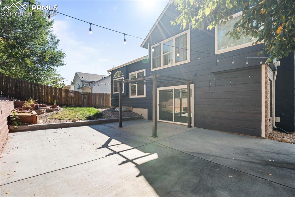 Image 20 of 22: Back of Structure