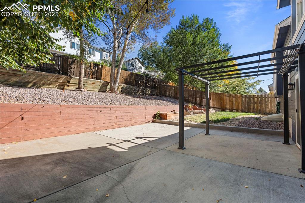 Image 21 of 22: Patio