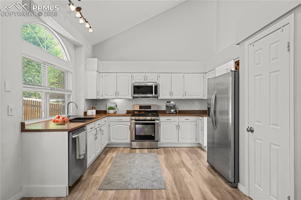 Image 4 of 22: Kitchen