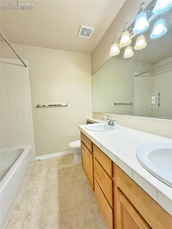 Image 19 of 28: Upstairs bathroom