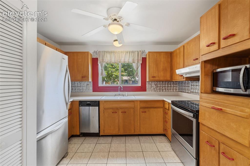 Image 12 of 32: Kitchen