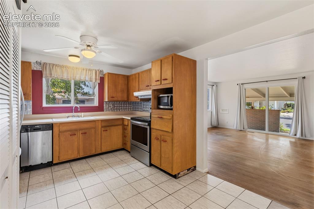 Image 13 of 32: Kitchen