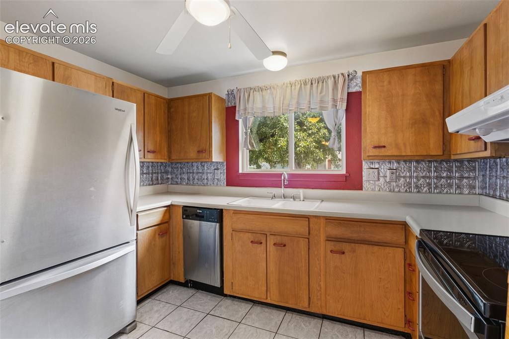 Image 14 of 32: Kitchen