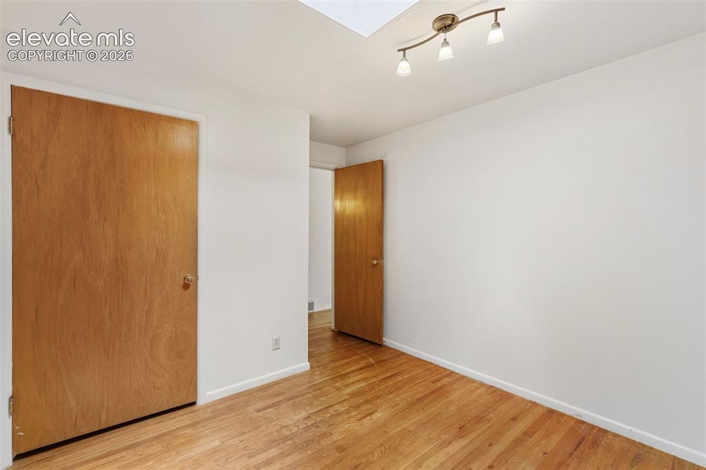 Image 17 of 32: Bedroom