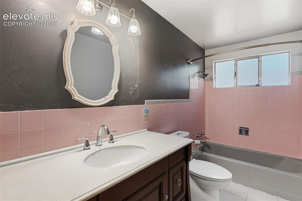 Image 18 of 32: Bathroom