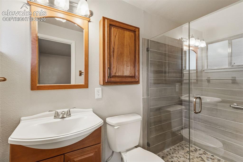 Image 24 of 32: Bathroom
