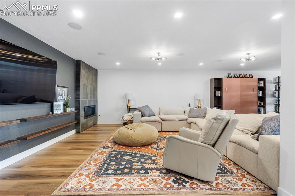 Image 18 of 21: Living Room