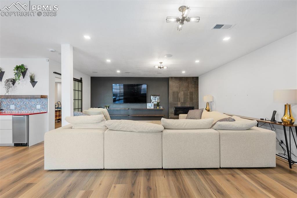 Image 19 of 21: Living Room