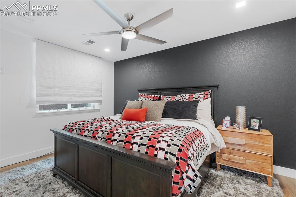 Image 21 of 21: Bedroom