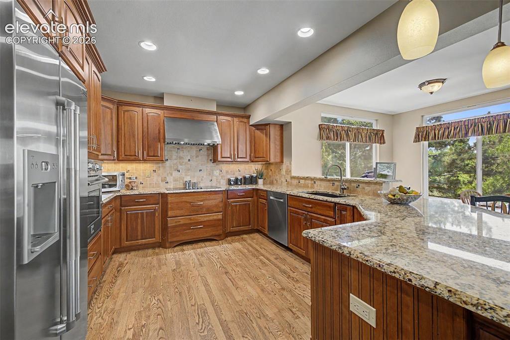 Image 16 of 46: Kitchen