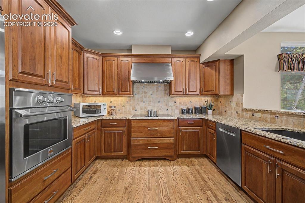 Image 17 of 46: Kitchen