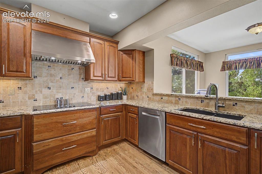 Image 18 of 46: Kitchen