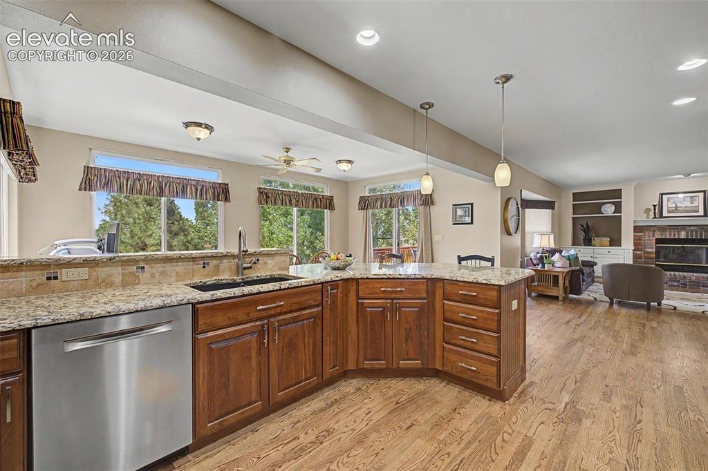 Image 19 of 46: Kitchen