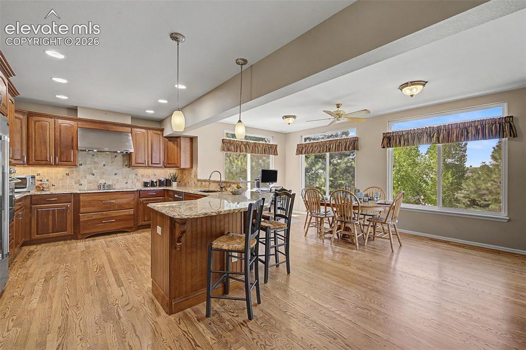 Image 21 of 46: Kitchen