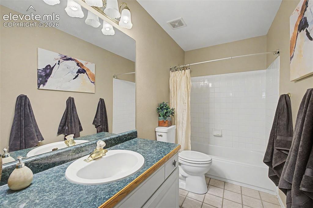 Image 35 of 46: Bathroom