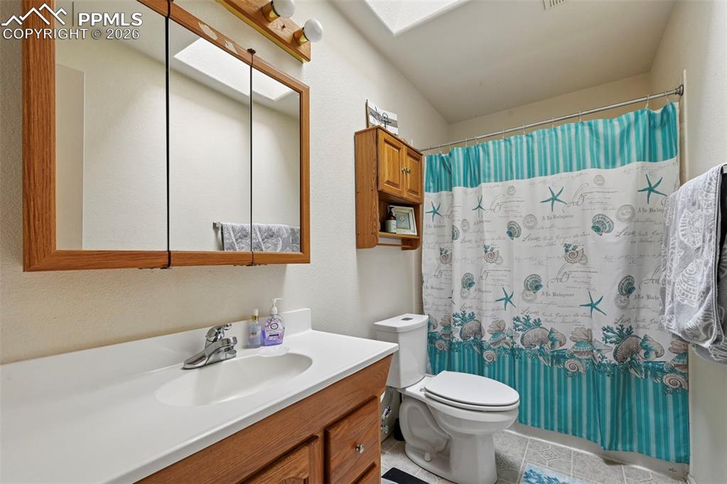 Image 19 of 46: Bathroom