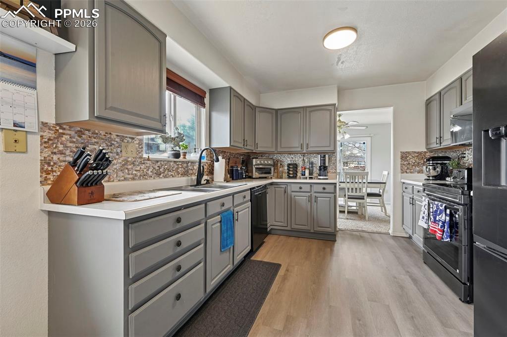 Image 3 of 46: Kitchen