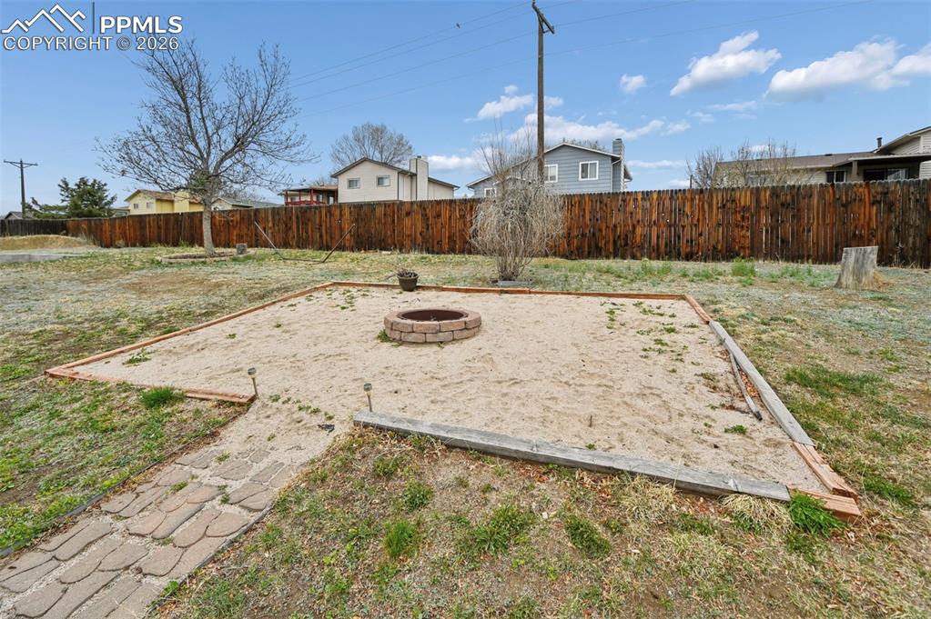 Image 42 of 46: Yard