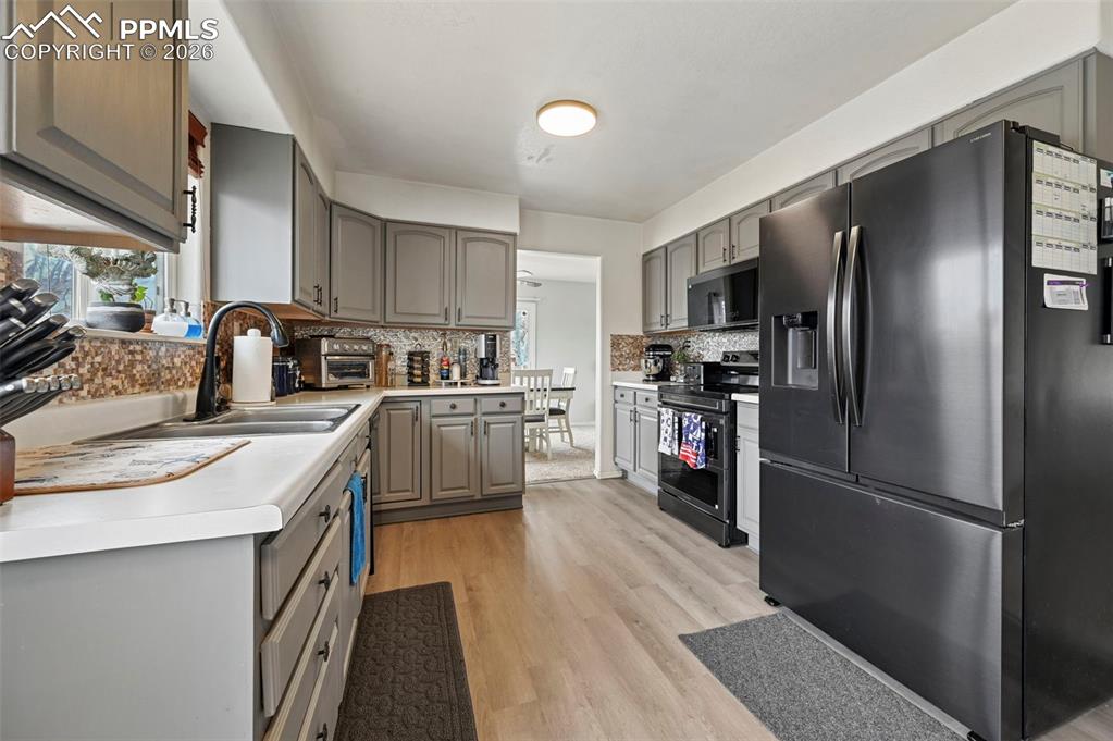 Image 5 of 46: Kitchen