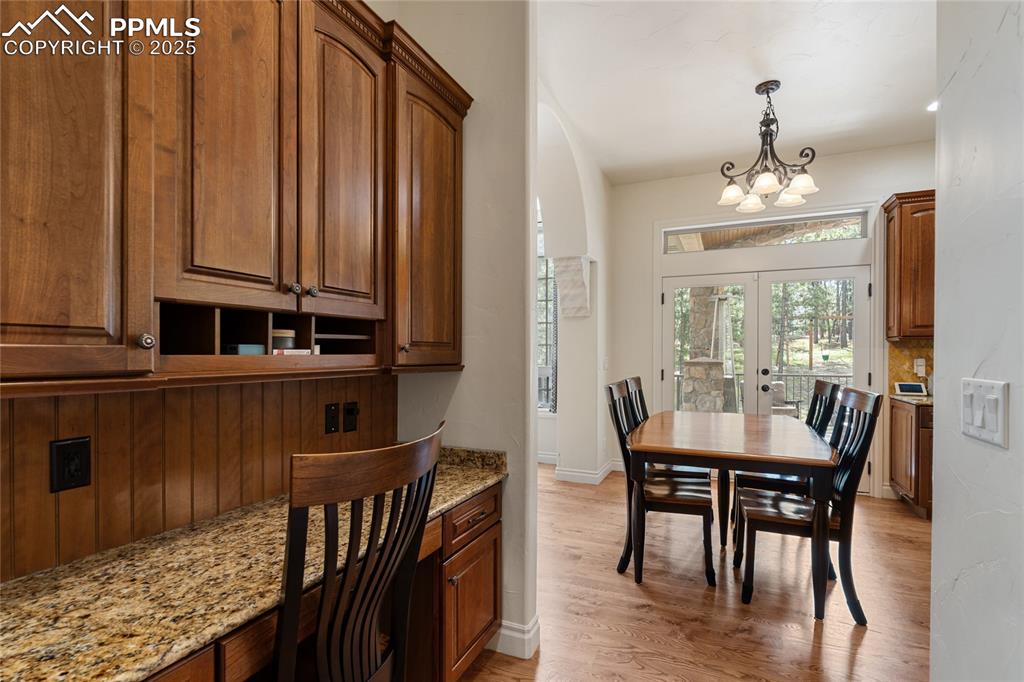 Image 20 of 46: There is an adjacent built in desk that could be used for many things, incl