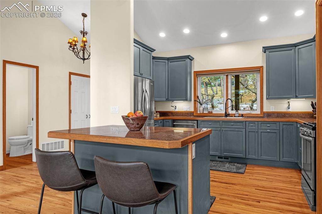 Image 15 of 47: Kitchen