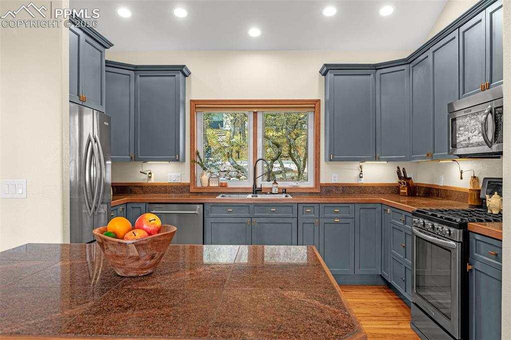 Image 16 of 47: Kitchen