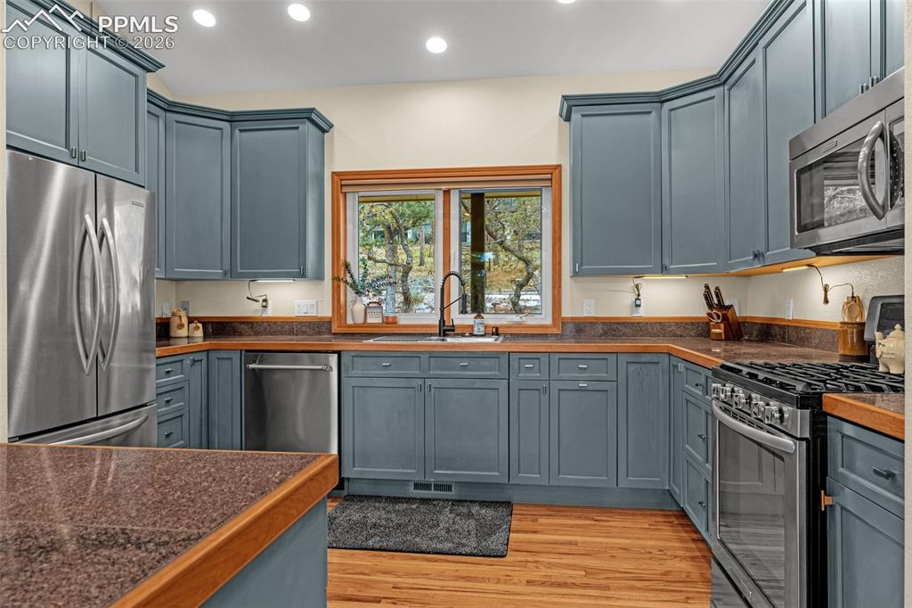 Image 17 of 47: Kitchen